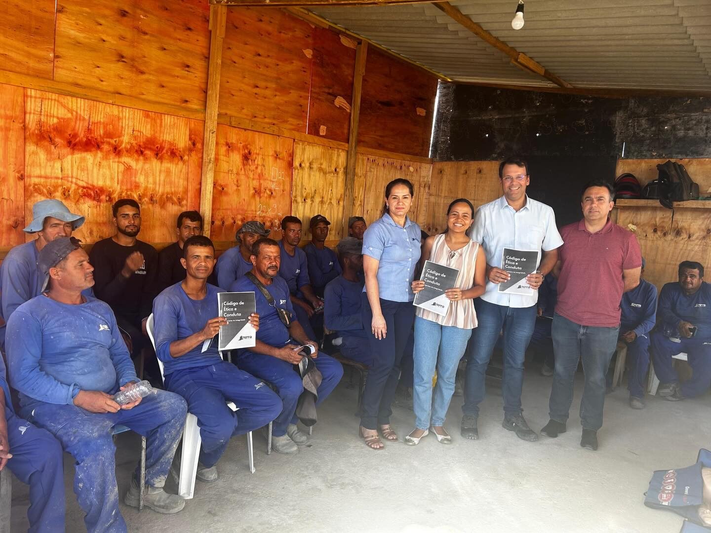 Equipe Terra Empreendimentos em canteiro de obras