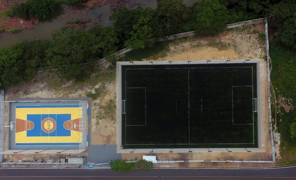 Complexo esportivo — quadra e campo lado a lado