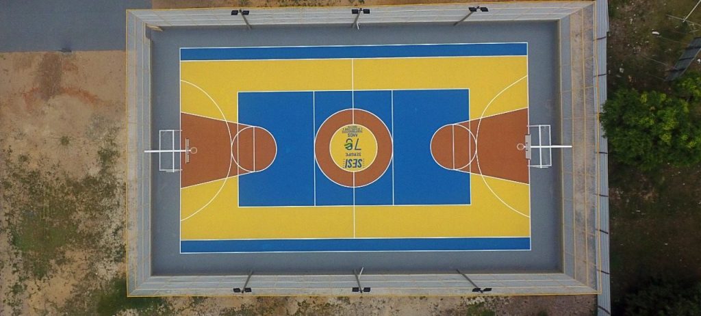 Vista aérea panorâmica da quadra poliesportiva