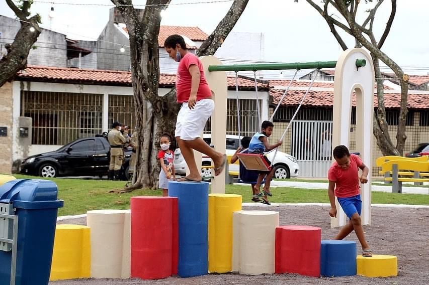 Crianças brincando no novo playground