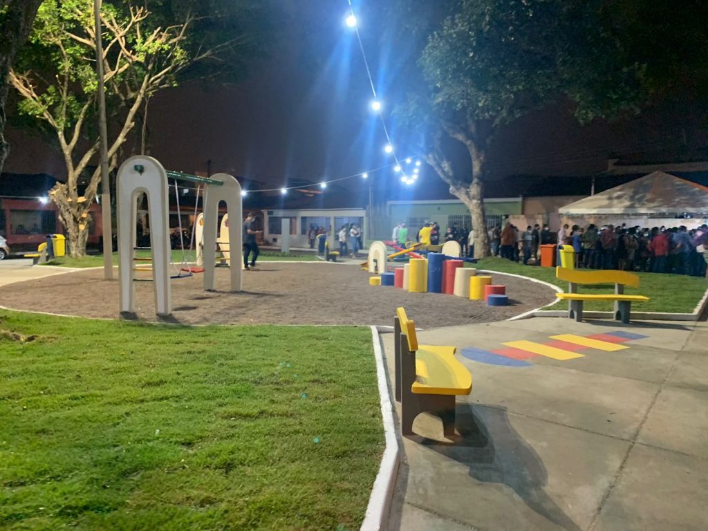 Entrega da praça à noite, com a comunidade presente