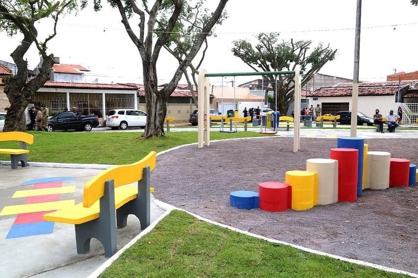 Mobiliário urbano e paisagismo da praça