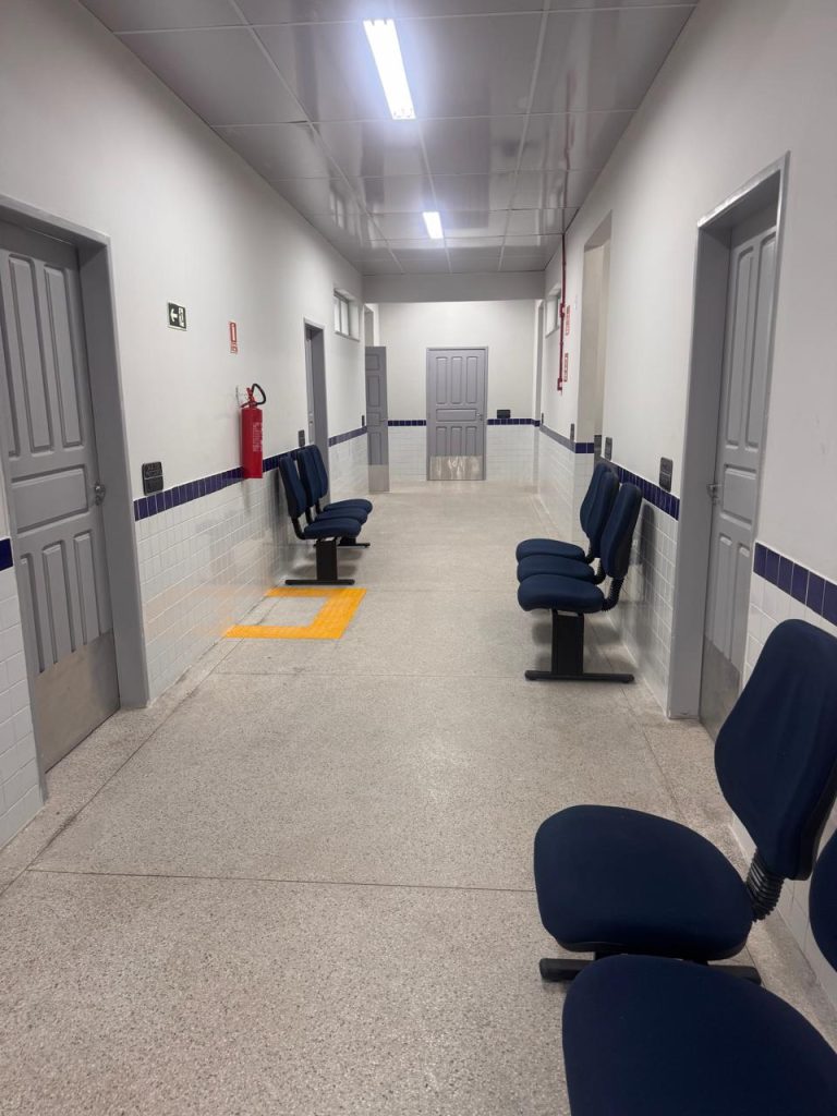 Corredor interno com acessibilidade