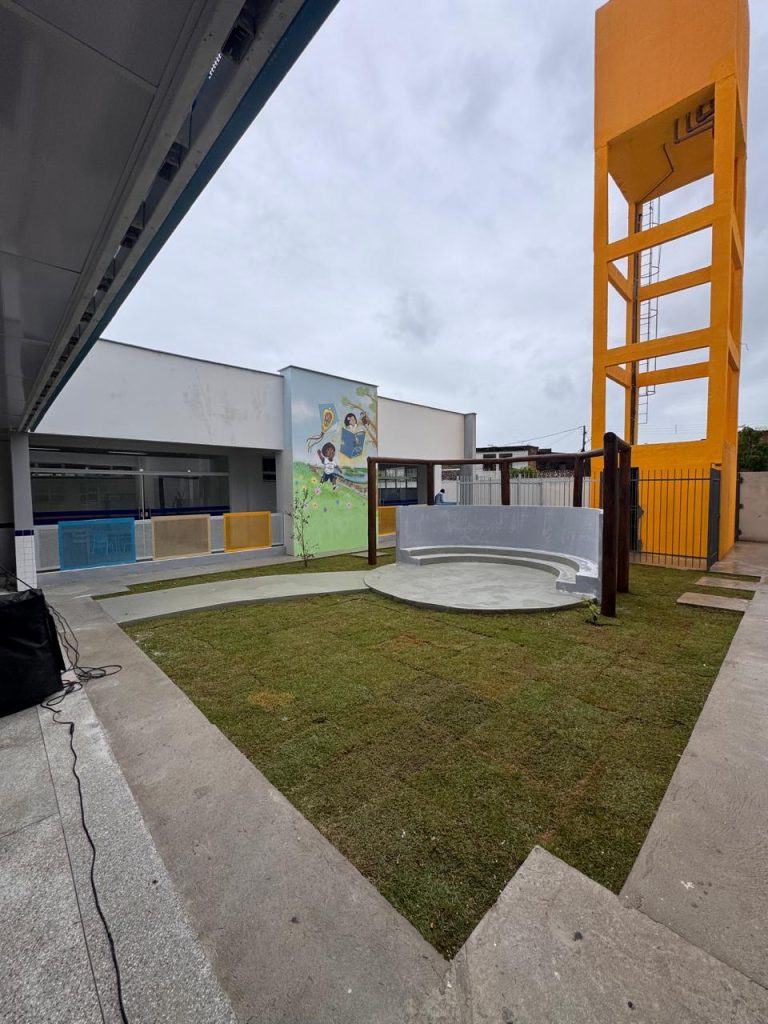 Pátio externo com anfiteatro infantil