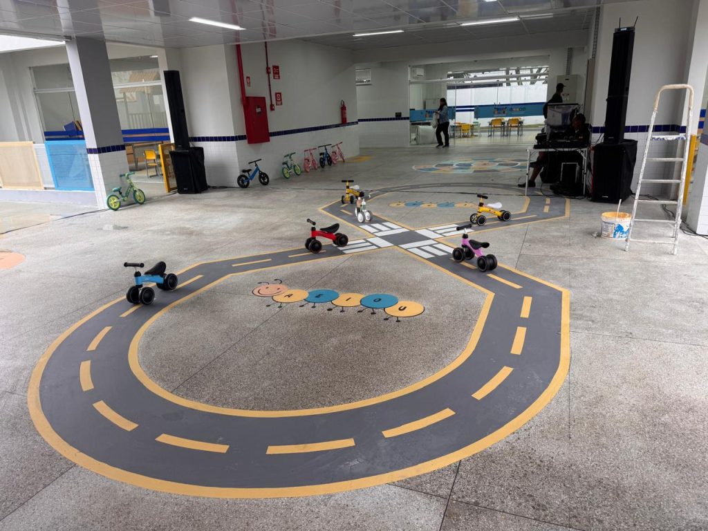 Pista de educação de trânsito no pátio coberto