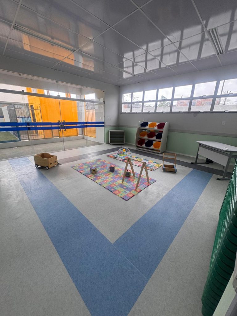 Sala de estimulação com brinquedos educativos